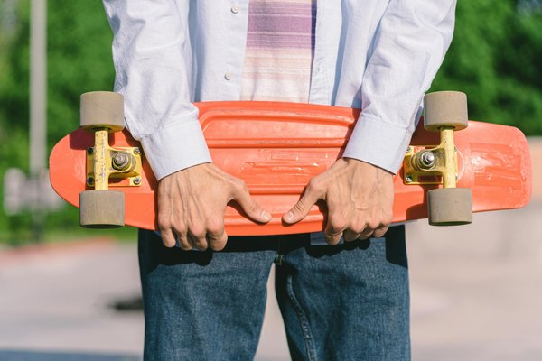 Comment les défilés influencent-ils les tendances de la rue ?